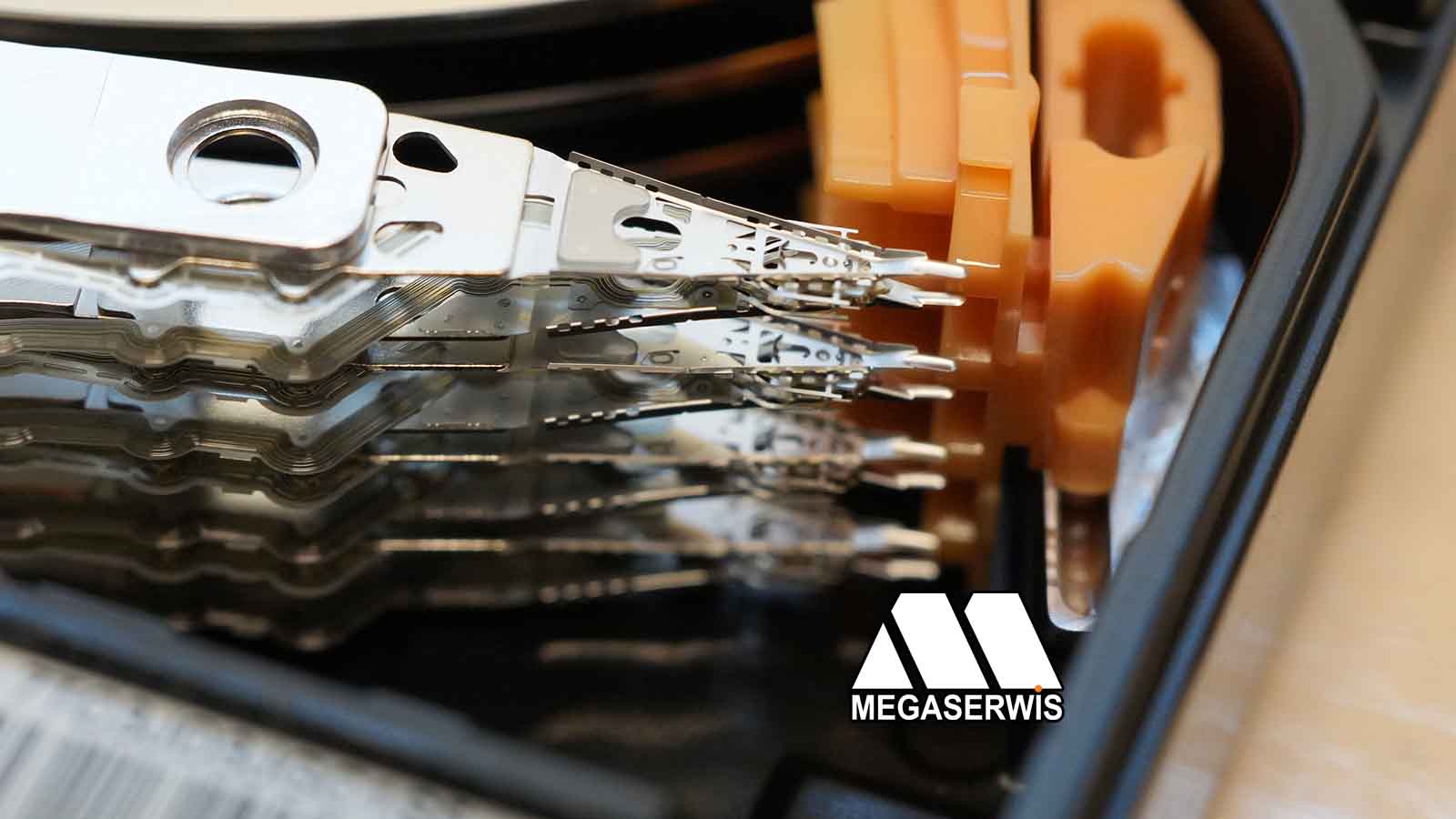 uszkodzone głowice wypadły z parkingu