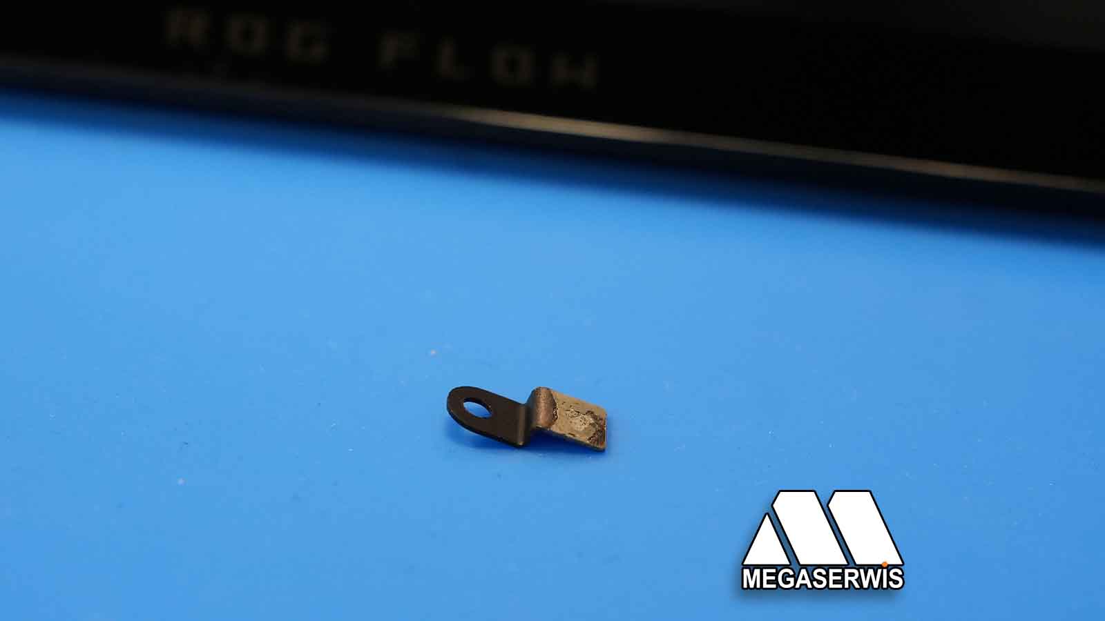 Metalowy element spowodował zwarcie na płycie głównej w ASUS ROG Flow