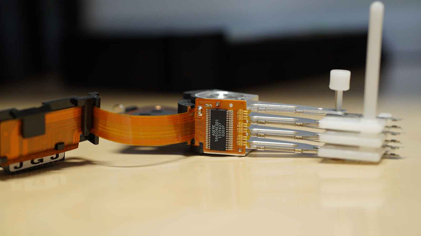 Uszkodzone głowice i widok przedwzmacniacza